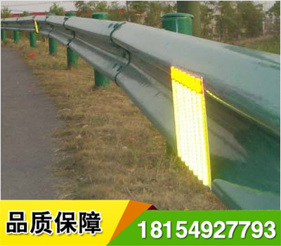 道路輪廊標(biāo)的英文名稱 Delineator，它是沿道路兩側(cè)邊緣設(shè)置、用于顯示道路邊界輪廓、指引車(chē)輛正常行駛、具有逆反射性能的一種交通安全設(shè)施，從功能上說(shuō)，輪廓標(biāo)是一種視線誘導(dǎo)設(shè)